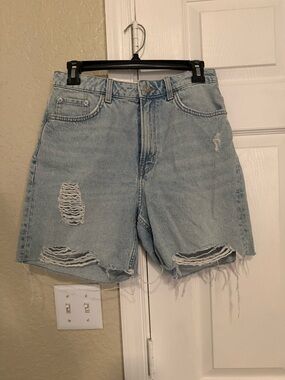 H&M women Light Wash Distressed Denim Shorts high waisted